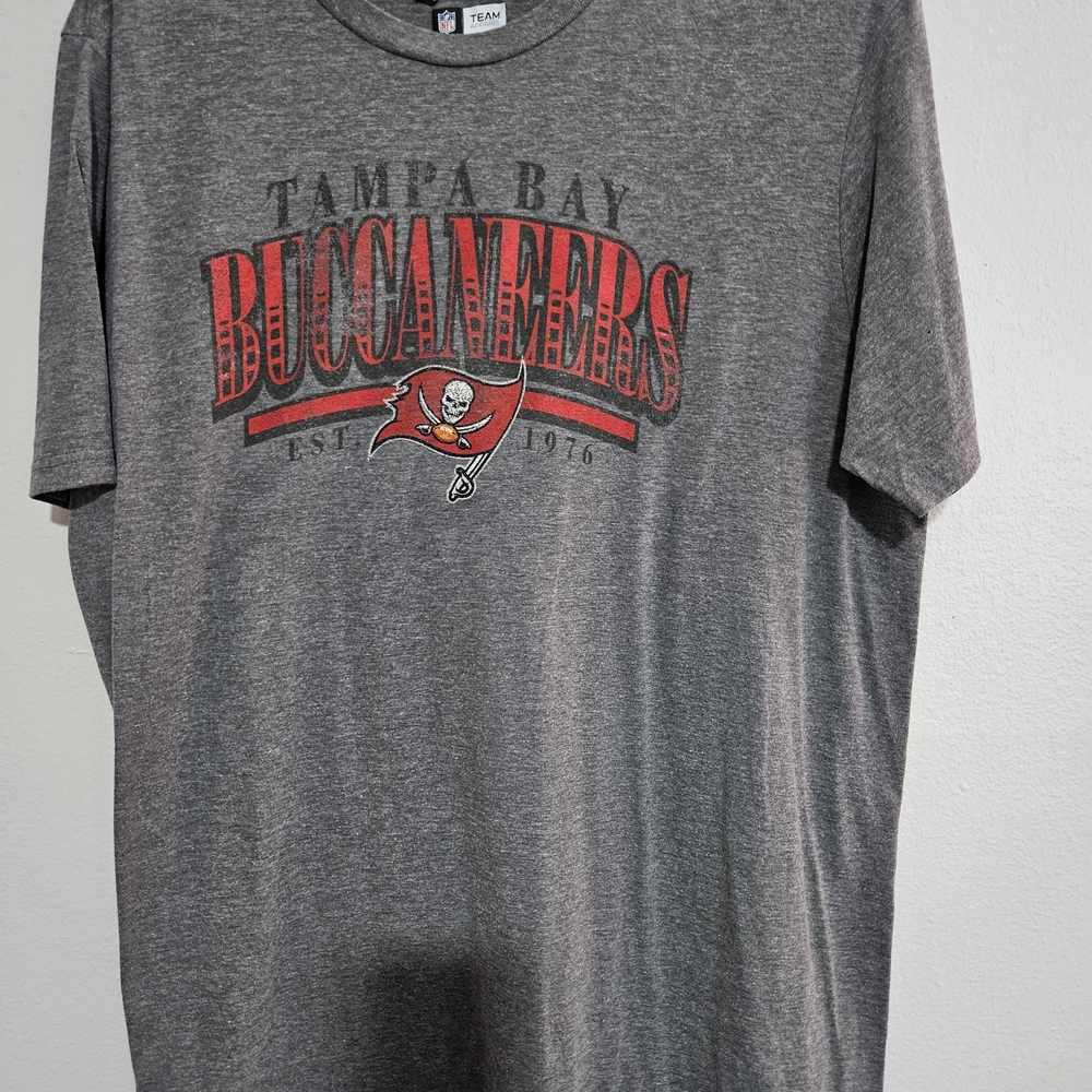 NFL Tampa Bay Buccaneers Gray Short-Sleeve Graphic Tee with Red Logo